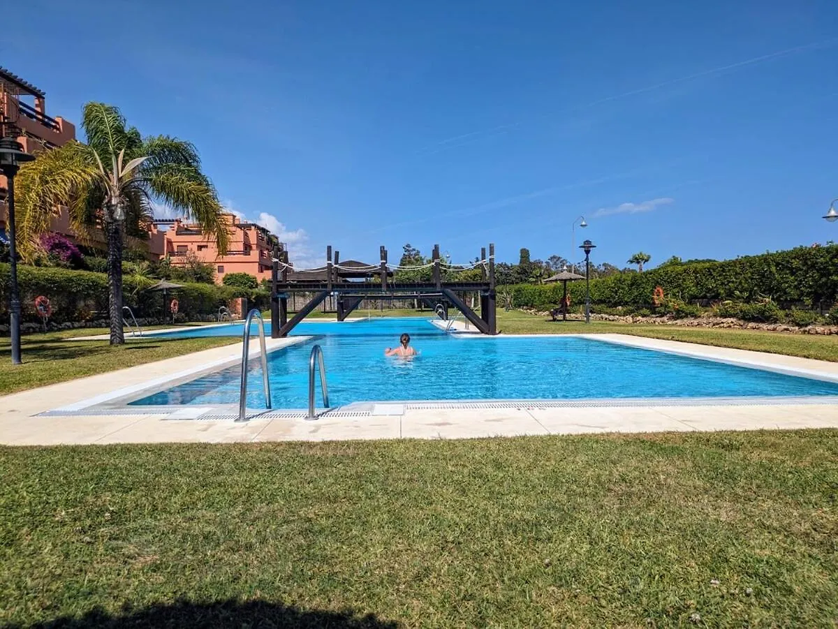 Playa Del Angel 3-Bedroom Apartment エステポナ
